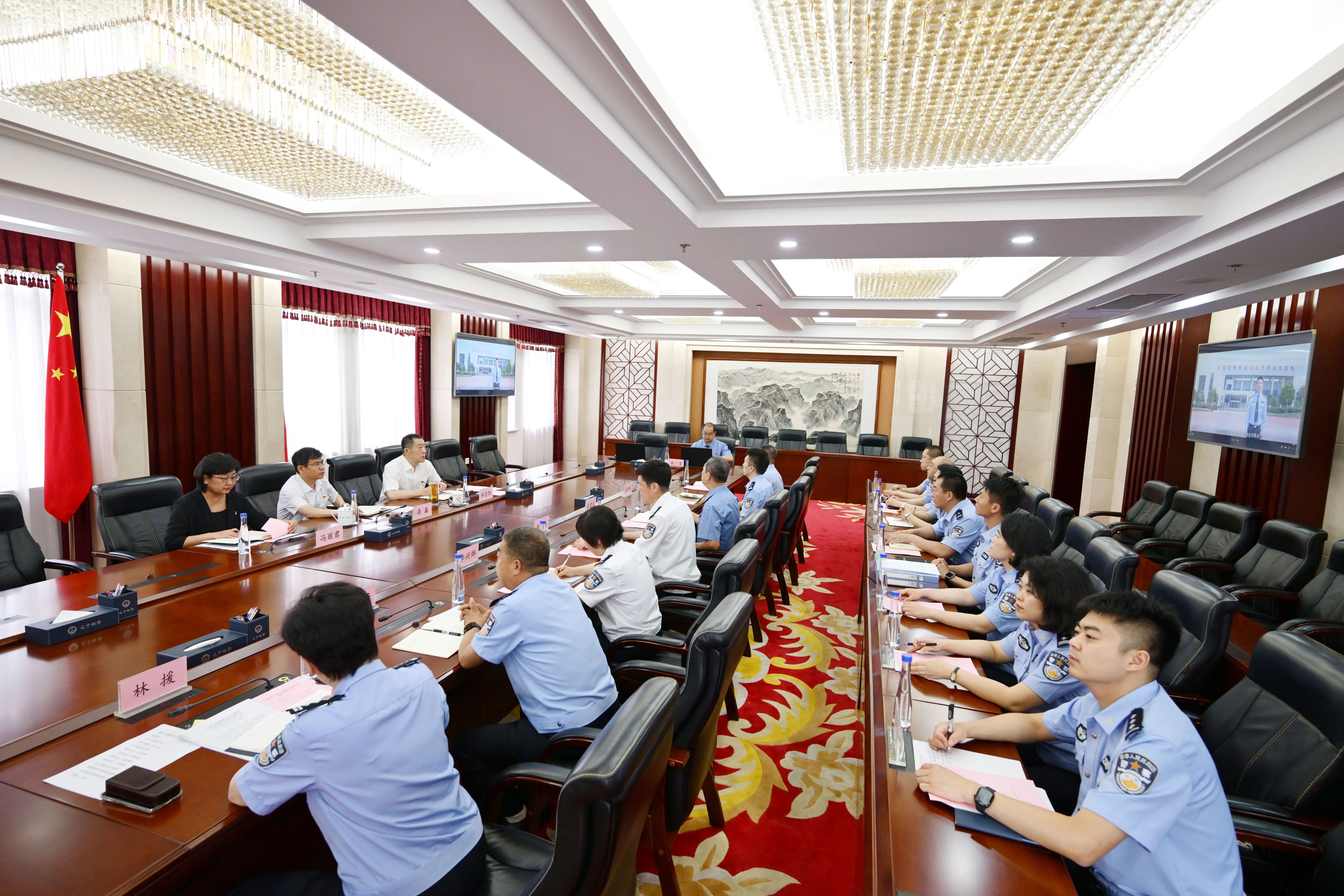 凝心聚力共促司法警察工作转型发展——高鑫检察长参加takse69
司法警察总队党支部主题党日活动